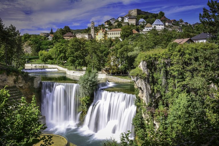 Read more about the article Jajce: Grad bogate povijesti, prirodne ljepote i avantura