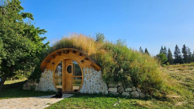 Kamp Jazavčije Rupe- Hobbiton kućica kod han pijeska