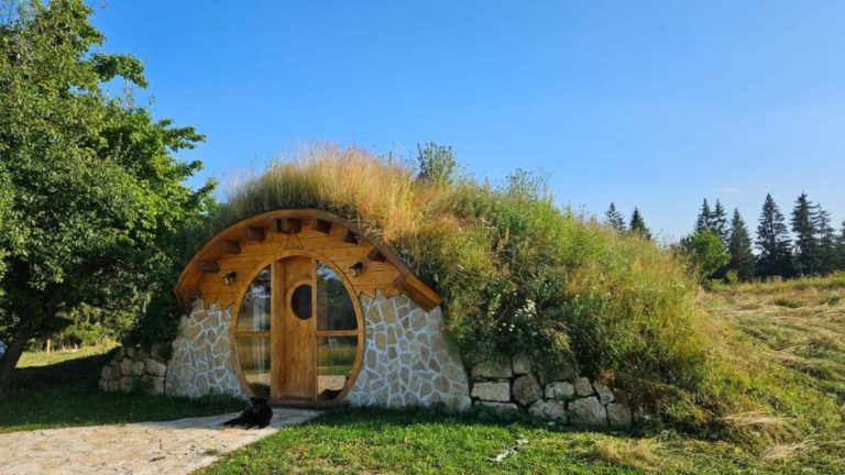 Read more about the article Kamp Jazavčije Rupe – Hobbiton kućica kod Han Pijeska